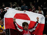 Олимпиада. Хоккей. На матче США - Дания болельщики вывесили флаг Гренландии