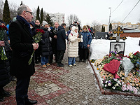 Вторая годовщина смерти Навального: у могилы лидера оппозиции собрались его единомышленники