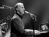 Умер израильский певец и композитор Мати Каспи