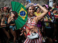 Предкарнавальный разогрев в Рио: уличные шоу и благословение Самбодрома. Фоторепортаж