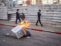 Задержан один из хулиганов, перевернувших полицейскую машину в Бней-Браке во время беспорядков Задержан один из хулиганов, перевернувших полицейскую машину в Бней-Браке во время беспорядков