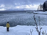 На Байкале провалился под лед автомобиль с туристами, среди погибших есть иностранцы
