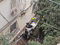 Автомобиль упал во двор жилого дома в Хайфе, пострадали две женщины