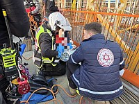 МАДА и пожарные эвакуировали крановщика, которому стало плохо во время работы