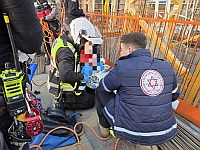 МАДА и пожарные эвакуировали крановщика, которому стало плохо во время работы МАДА и пожарные эвакуировали крановщика, которому стало плохо во время работы