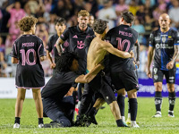 Лионель Месси забил победный гол. На него набросились болельщики