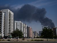 Дым над посольством США в Кувейте, сообщается о нескольких разбившихся американских самолетах