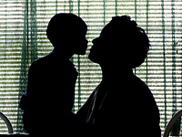 По уровню окситоцина в волосах можно оценить эмоциональную связь между матерью и ребенком