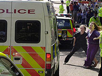 Сара Бентон (слева) и Пенни Лоундес бросаются к полицейскому фургону с Максин Карр подругой Иэна Хантли, обвиняемого в убийстве 10-летних Холли Уэллс и Джессики Чепмен. Максин Карр предстала перед судом по обвинению в попытке воспрепятствовать правосудию Сара Бентон (слева) и Пенни Лоундес бросаются к полицейскому фургону с Максин Карр подругой Иэна Хантли, обвиняемого в убийстве 10-летних Холли Уэллс и Джессики Чепмен. Максин Карр предстала перед судом по обвинению в попытке воспрепятствовать правосудию