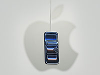 Сотрудница магазина электроники прыгнула на капот машины вора, укравшего iPhone