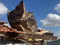 Спасательные службы опубликовали фотографии с места падения обломка иранской ракеты в Иерусалиме Спасательные службы опубликовали фотографии с места падения обломка иранской ракеты в Иерусалиме