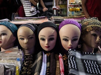 Сгенерированное ИИ видео, на котором женщины-политики снимают головные уборы, вызвало скандал