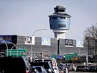 Самолет Air Canada Express столкнулся со служебной машиной в аэропорту Ла-Гуардия
Самолет Air Canada Express столкнулся со служебной машиной в аэропорту Ла-Гуардия