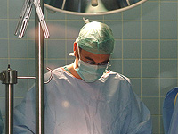 Нейрохирург провел первую в мире удаленную операцию при инсульте, находясь за 200 км от пациента