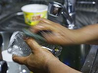 Мытье посуды кухонными губками высвобождает значительное количество микропластика