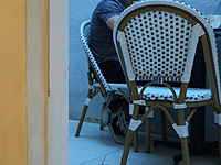 В Иране власти закрыли сеть кафе, увидев в дизайне стаканчиков намек на гибель Хаменеи