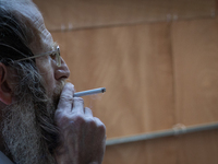 Раввин Авраам Йосеф объяснил, почему сигареты считаются кошерными в Песах