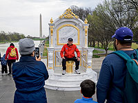 В Вашингтоне установили гигантский золотой унитаз: 