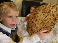 Раввин Авраам Йосеф раскритиковал обычай похищать афикоман