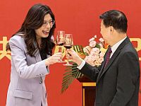 Лидер тайваньского Гоминьдана прибыла в Китай с Лидер тайваньского Гоминьдана прибыла в Китай с