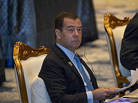 Медведев стал главным редактором школьных учебников по обществознанию