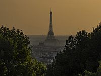 Часть Эйфелевой башни выставлена ​​на продажу