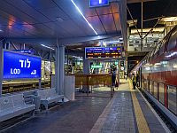 Мужчина попал под поезд возле железнодорожной станции в Лоде, движение прекращено