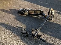 Около перекрестка Ганим автомобиль сбил подростка, ехавшего на электросамокате