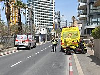 Автомобиль сбил женщину на электросамокате в Тель-Авиве, она в тяжелом состоянии