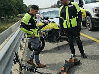 Мужчина упал с электросамоката на шоссе 444, он в тяжелом состоянии