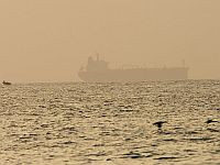 UKMTO: катера КСИР обстреляли танкер в Ормузском проливе