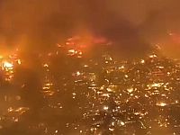 В Малайзии пожаром уничтожены сотни домов в плавучей деревне
