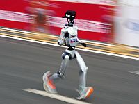 В Пекине прошел полумарафон с участием человекоподобных роботов