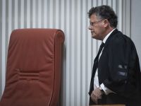 Главы Верховного суда против Левина: 