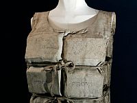 Впервые в истории на аукционе был продан спасательный жилет выжившей при крушении 