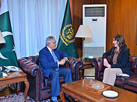 глава МИД Пакистана Мохаммад Исхак Дар и поверенная в делах США в Пакистане Натали Бейкер