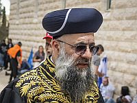 Эяль Ционов в костюме 