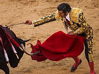 Легендарный матадор Моранте де ла Пуэбла, раненный быком в анус, выступил с первым заявлением