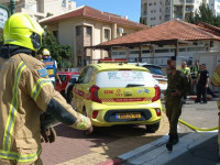 Пожарные работают на месте нескольких падений в Реховоте