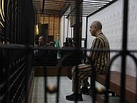 В железной клетке: в Сирии предстал перед судом двоюродный брат Асада, генерал госбезопасности