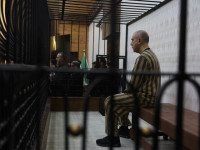 В железной клетке: в Сирии предстал перед судом двоюродный брат Асада, генерал госбезопасности