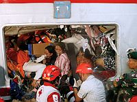 Железнодорожная авария в Индонезии, множество жертв
