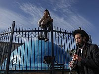 Десятки автобусов и тайный маршрут через лес: 