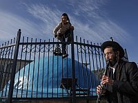 Десятки автобусов и тайный маршрут через лес: 