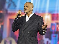 Отложено расследование в отношении певца Эяля Голана