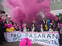Pussy Riot и FEMEN провели голую акцию протеста около павильона России. Фоторепортаж из Венеции