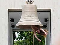 Биеннале в Венеции 2026: тело-колокол и другие перформансы. Фоторепортаж