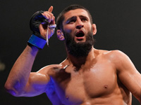 UFC. Чимаев ударил Стрикленда на пресс-конференции