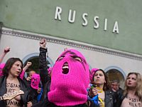 Неделя в кино: Сокурова отменили, Канны откроются страшной сказкой дель Торо