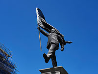 В центре Лондона установлена статуя Бэнкси